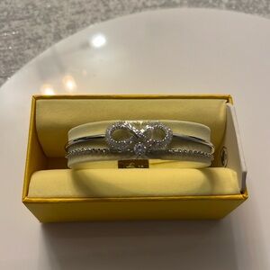 SWAROVSKI Hyperbola bangle
Infinity, White, Rhodium plated